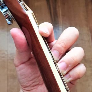A.guitar-neck-width-griping2