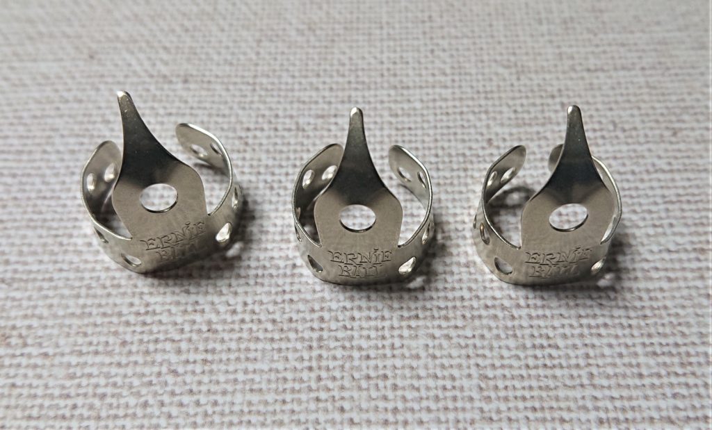 アーニーボールの金属製フィンガーピック