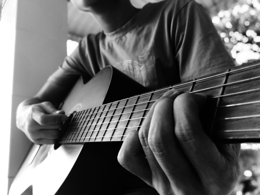 playing-guitar-4976226_1920